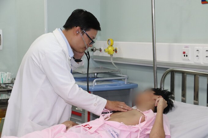 Bác sĩ Phú kiểm tra lại cho bệnh nhân T.A