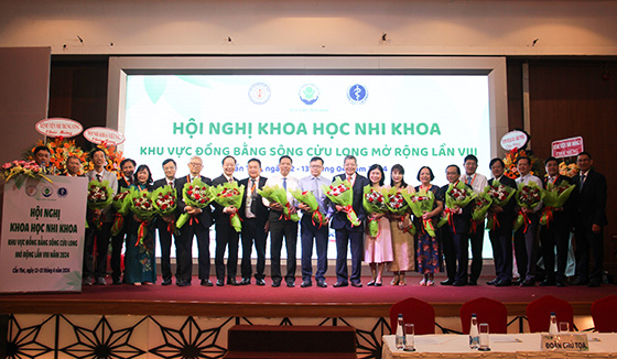 Ban Giám đốc Bệnh viện Nhi đồng TP. Cần Thơ tặng hoa cảm ơn các đại biểu, báo cáo viên