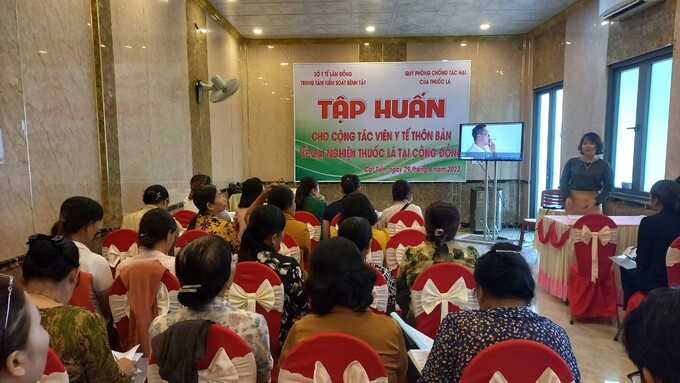 Lớp tập huấn phòng chống tác hại của thuốc lá cho nhân viên y tế thôn bản tại Cát Tiên