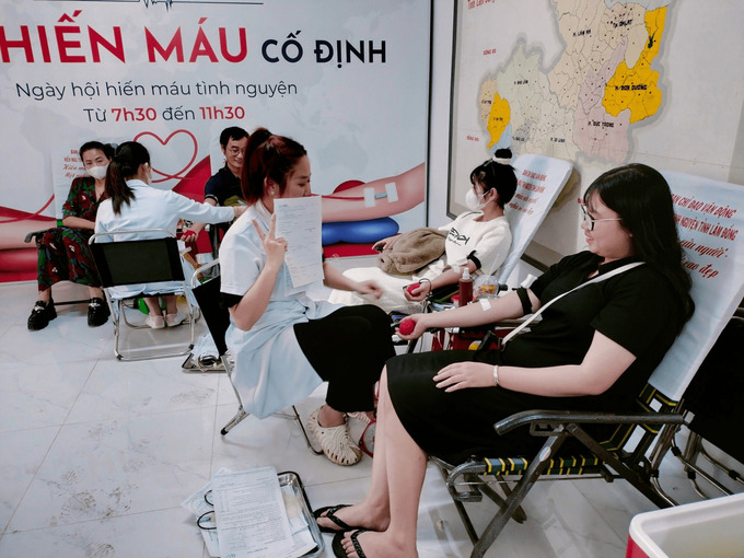 Các tình nguyện viên tham gia hiến máu