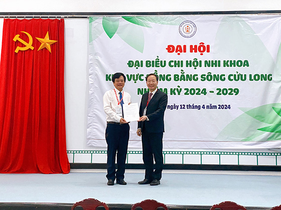 PGS.TS Trần Minh Điển - Giám đốc Bệnh viện Nhi Trung ương, Chủ tịch Hội Nhi khoa Việt Nam trao quyết định thành lập Chi hội Nhi khoa khu vực đồng bằng sông Cửu Long