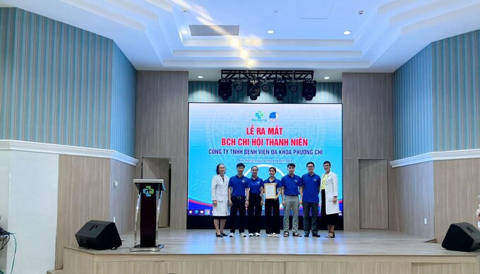 Trao quyết định thành lập Ban Chấp hành Chi hội Thanh niên Bệnh viện Đa khoa Phương Chi