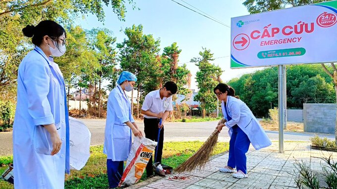 Các thành viên chi hội thanh niên phát động phong trào “vì môi trường xanh - sạch - đẹp - an toàn năm 2024 tại bệnh viện”  