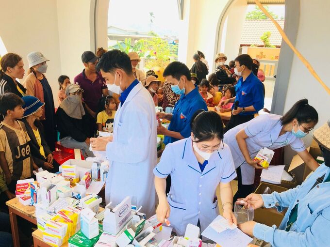 Cấp phát thuốc miễn phí cho bà con nhân dân bon Đắk Sắk