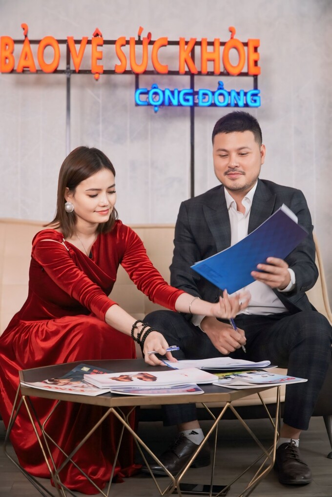 Nhà báo Chu Loan - Trưởng ban tổ chức, đại diện Công ty CP Truyền hình Du lịch Việt Nam (bên trái) và ông Bạch Võ Toàn - Chủ tịch Công ty Cổ Phần Thế Giới Xe Chạy Điện (bên phải) tại buổi ký kết