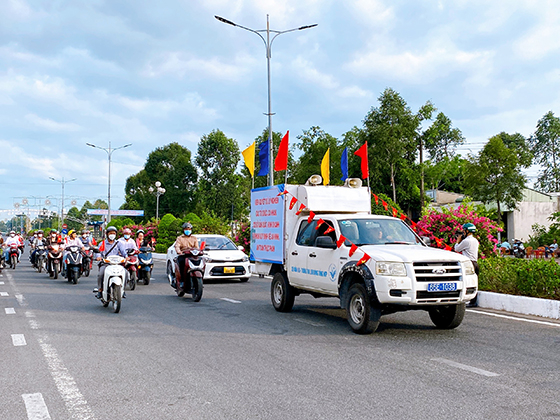 Xe diễu hành lễ phát động tháng hành động vì an toàn thực phẩm năm 2024