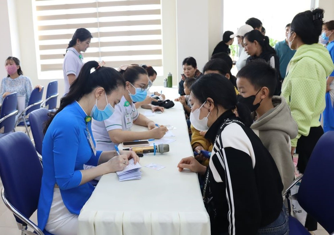 Phụ huynh đăng ký khám sàng lọc tại Bệnh viện Đa khoa Thiện Hạnh