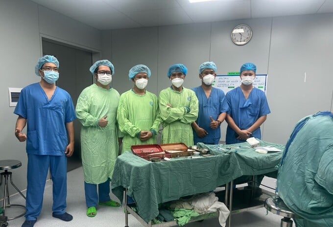 Ê-kip thực hiện phẩu thuật 