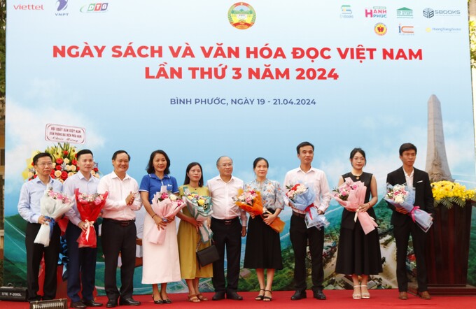 Ban Tổ chức tặng hoa cảm ơn cho đại diện các nhà tài trợ trang thiết bị học tập trên địa bàn tỉnh