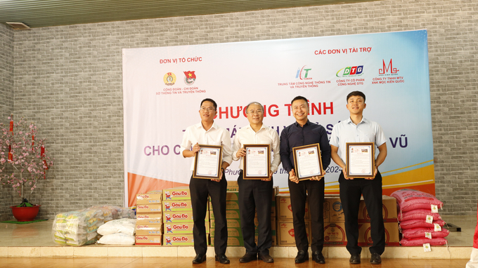 Mái ấm An Vũ trao thư cảm ơn cho các nhà tài trợ