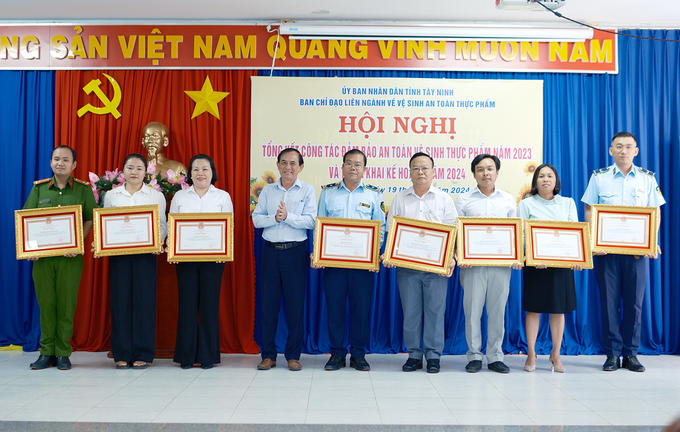Ông Nguyễn Hữu Ngân – Phó Giám đốc Sở Nội vụ trao bằng khen của UBND tỉnh cho các tập thể và cá nhân có thành tích xuất sắc trong công tác đảm bảo an toàn vệ sinh thực phẩm trên địa bàn tỉnh Tây Ninh