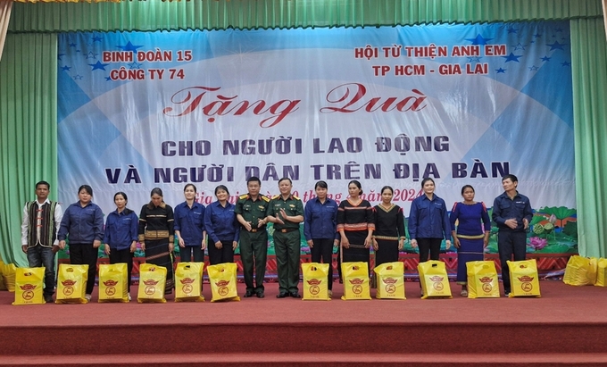 Lãnh đạo Công ty 74 trao quà cho các cặp hộ gắn kết tiêu biểu (Ảnh: Vĩnh Hoàng)