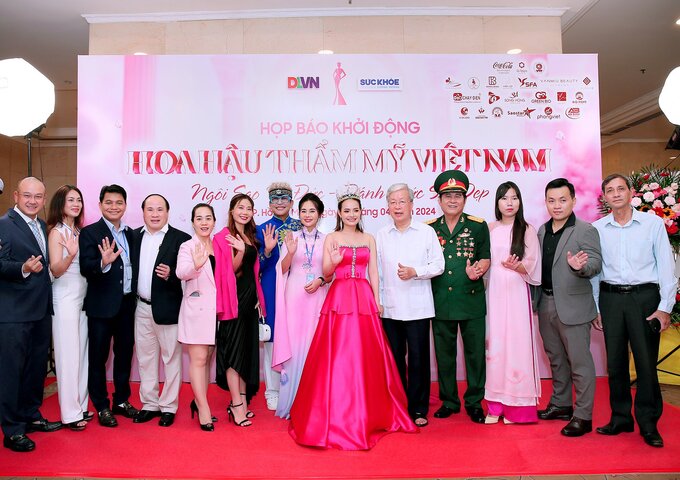 Nữ doanh nhân muốn lan tỏa những giá trị đẹp của phụ nữ Việt đến cộng đồng ( vị trí thứ 8 từ trái sang).