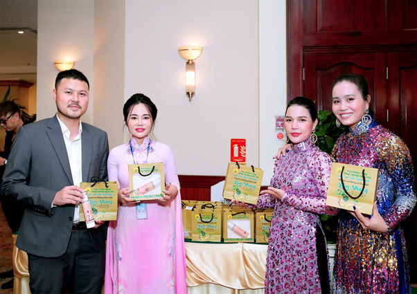 Các gian hàng sản phẩm về sức khỏe, sắc đẹp được trưng bày tại họp báo