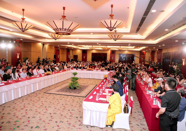 Quang cảnh buổi họp báo với hơn 300 khách mời tham dự