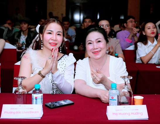 KOLs Mẹ Hương Hương (bên phải), KOLs Phương Bắc Livestream (bên trái), đại sứ Truyền thông cuộc thi “Hoa hậu Thẩm mỹ Việt Nam” 2024