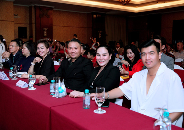 KOLs Hạnh Nguyễn ( thứ 3, từ bìa trái) với sứ mệnh là đại sứ Truyền thông cuộc thi “Hoa hậu Thẩm mỹ Việt Nam” 2024