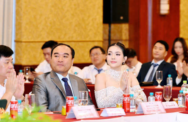 Dr. Nguyễn Rô – Rô Spa Beauty and Clinic (ngoài cùng, bìa phải) với sứ mệnh là đại sứ truyền thông cuộc thi “Hoa hậu Thẩm mỹ Việt Nam” 2024