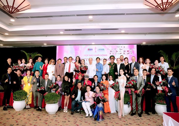 Ban Tổ chức, đại biểu, nhà tài trợ, bác sĩ, nghệ sĩ chụp ảnh lưu niệm tại họp báo