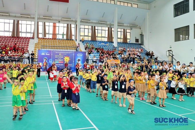 Các bé khởi động trước khi bước vào cuộc thi đấu