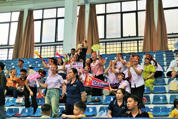 Cổ động viên tạo thêm động lực cho các em thi đấu