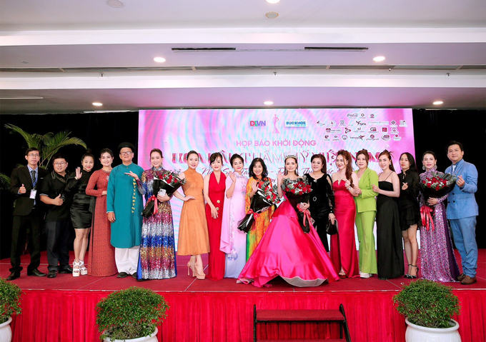 Cuộc thi đã thu hút rất nhiều người nổi tiếng và doanh nhân tham dự (bà Thu vị trí thứ 8 từ trái sang)