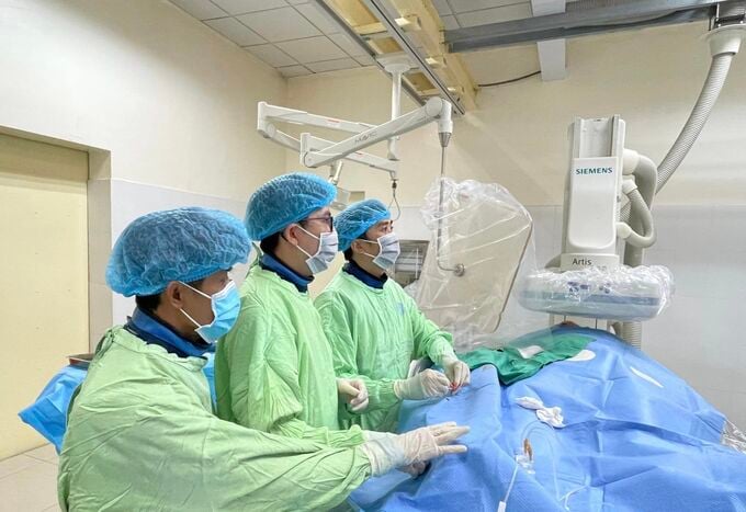 Ê kíp khoa nội tim mạch - Bệnh viện Đa khoa tỉnh Bình Dương  can thiệp mạch vành cấp cứu thành công bệnh nhân