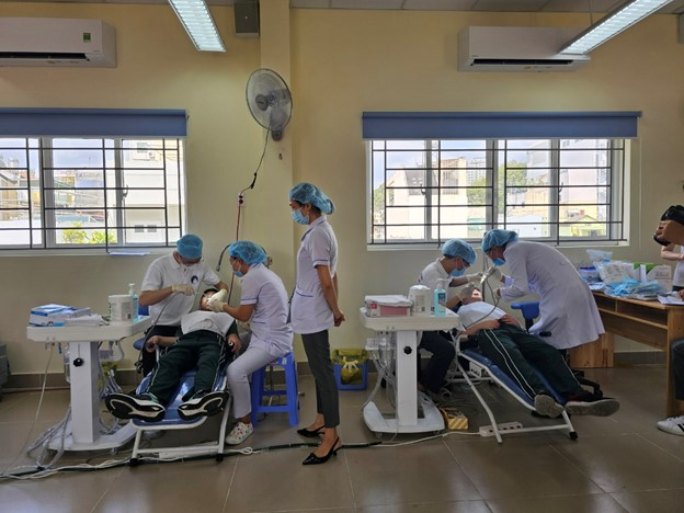 Chương trình cũng thực hiện điều trị dự phòng cho học sinh sau khi khám tầm soát