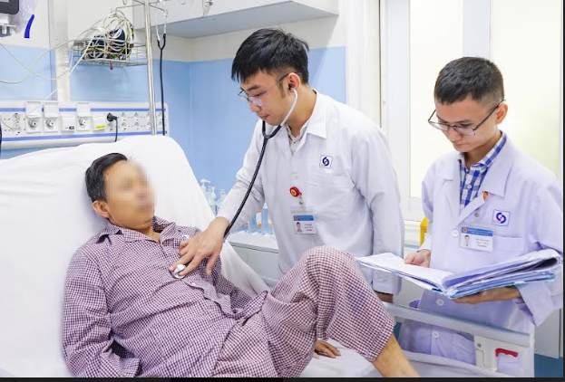 Các bác sĩ kiểm tra sức khỏe ông H.V.L sau khi điều trị (Ảnh: BVCC)
