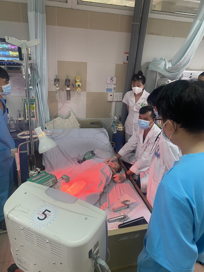 Hiện tại bé gái đang được cấp cứu tại Bệnh viện Đa khoa Mỹ Phước