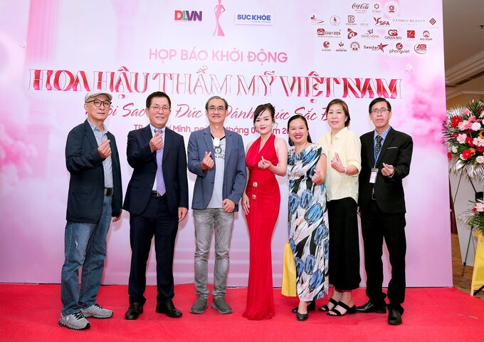 Ông Sun Moon - Chủ Tịch Công ty Buheung Medical tại sự kiện (vị trí thứ 3 từ trái qua)