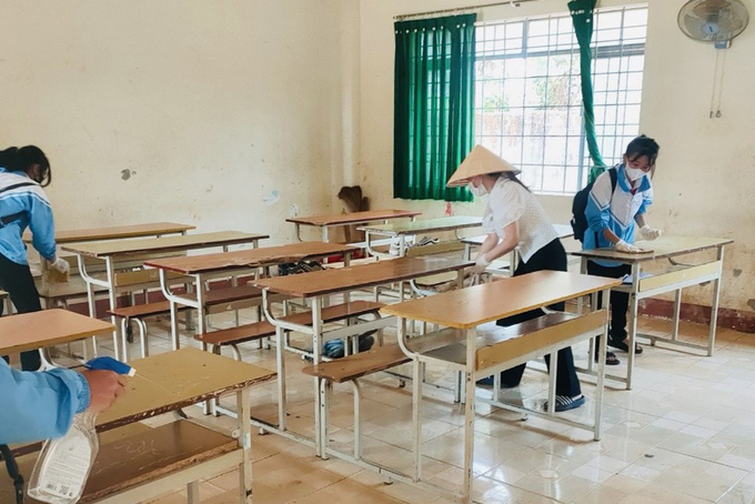 Vệ sinh, khử khuẩn lớp học bằng dung dịch Cloramin B
