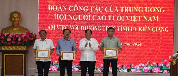 Đồng chí Nguyễn Thanh Bình – Nguyên Ủy viên Trung ương Đảng, nguyên Phó trưởng Ban Thường trực Ban Tổ chức Trung ương, Chủ tịch Ban Chấp hành Trung ương Hội Người Cao tuổi Việt Nam trao kỷ niệm chương vì sự nghiệp bảo vệ, chăm sóc và phát huy vai trò người cao tuổi Việt Nam cho các cá nhân.