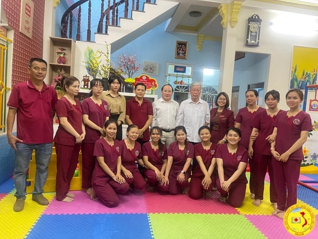 ng Phạm Đình Vương - Trưởng Văn phòng Đại diện Hội GDCSSKCĐ tại TP. Hồ Chí Minh và ông Nguyễn Hồng Quân - nguyên Ủy viên Trung ương Đảng, Chủ tịch Trung ương Hội GDCSSKCĐ Việt Nam chụp hình kỉ niệm cùng các thành viên Trí Đức Việt