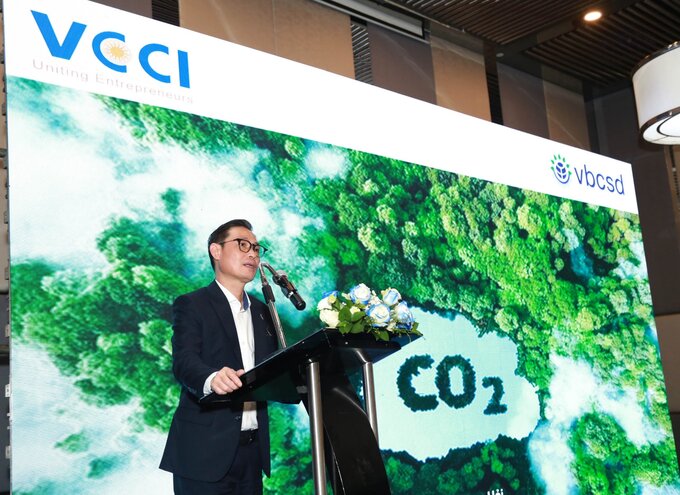Ông Phạm Hoàng Hải - Phụ trách Quan hệ đối tác, Hội đồng Doanh nghiệp vì sự Phát triển Bền vững Việt Nam phát biểu tại chương trình