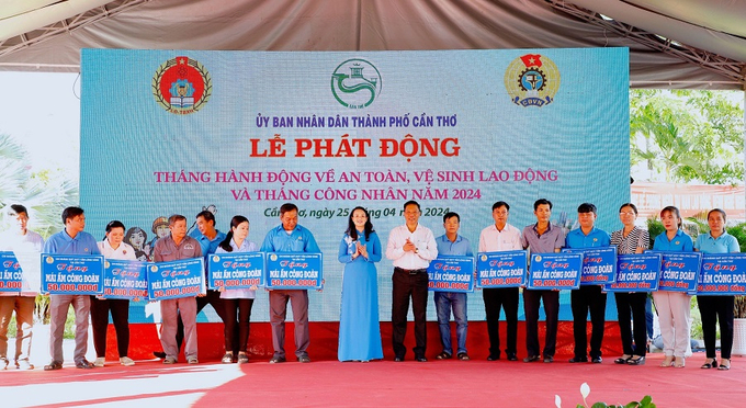 Lãnh đạo UBND thành phố trao tặng mái ấm công đoàn cho đoàn viên có hoàn cảnh khó khăn tại lễ phát động.