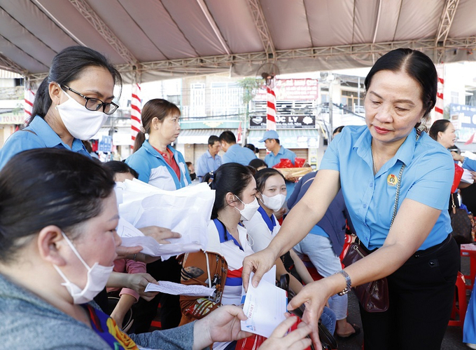 Lãnh đạo Liên đoàn Lao động thành phố tặng quà công nhân có hoàn cảnh khó khăn