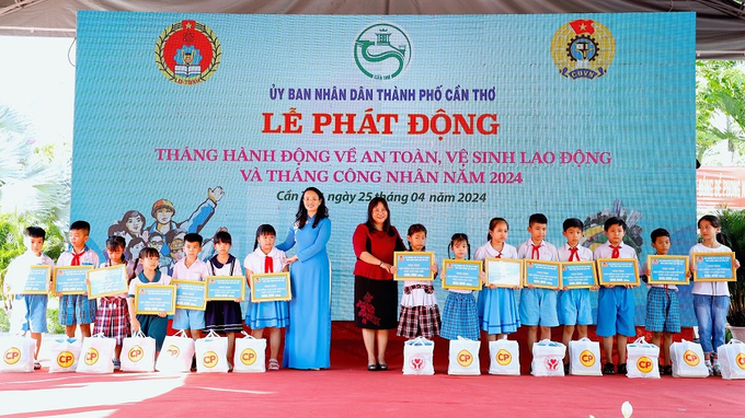 Lãnh đạo Sở Lao động - Thương binh và Xã hội và Lãnh đạo Liên đoàn Lao động thành phố trao tặng học bổng cho con công nhân viên chức lao động vượt khó học giỏi