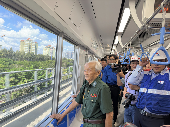 Ông Dương Chí Kỳ ngắm nhìn thành phố từ trên chuyến metro số 1 