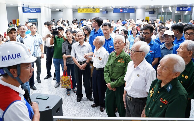 Ban Quản lý Đường sắt đô thị giới thiệu cho các chiến sĩ Điện Biên về lộ trình, hoạt động của tuyến metro số 1