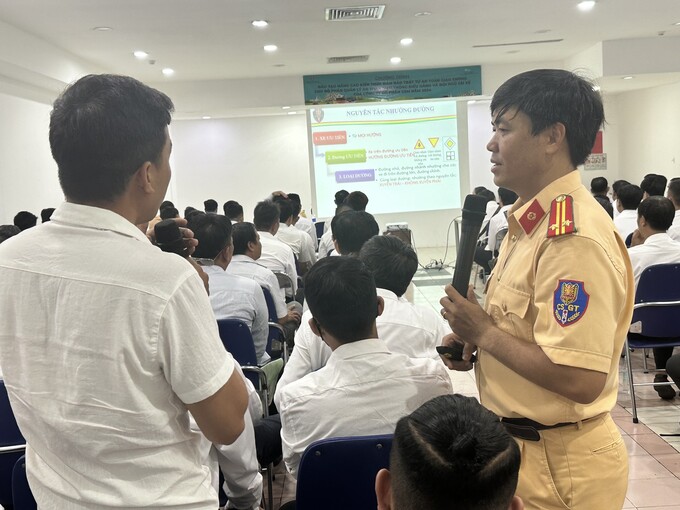Báo cáo viên của Phòng CSGT đang trao đổi, giao lưu  với tài xế của Công ty Cổ phần GSM  