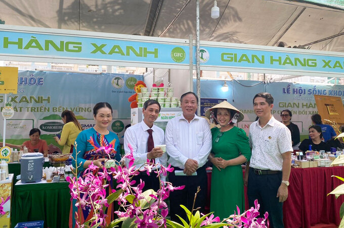 Ông Bùi Thế Hải - Phó Chủ tịch UBND quận 10 thăm gian hàng xanh