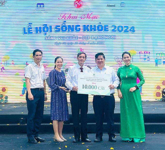 Hội Bảo vệ Thiên nhiên và Môi trường TP. HCM trao tặng UBND quận 10 10.000 cây xanh