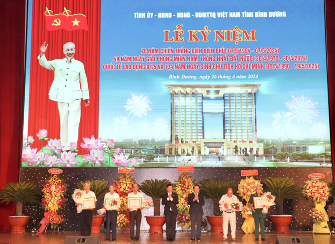 Tại lễ kỷ niệm lãnh đạo tỉnh trao huy hiệu Đảng cho 5 đảng viên