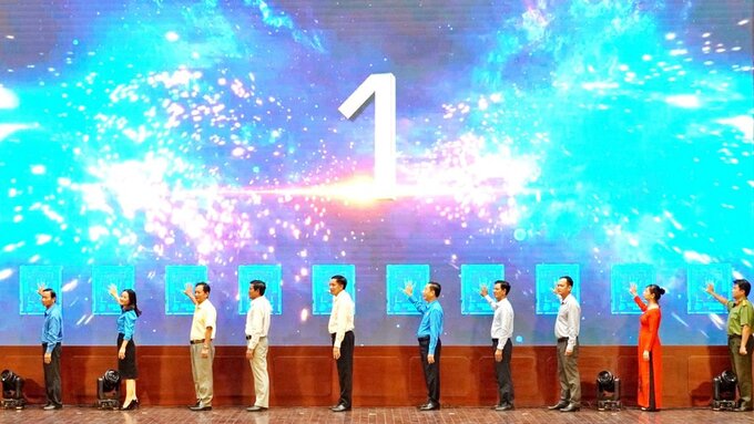 Các đại biểu thực hiện nghi lễ (nhấn nút) phát động tháng công nhân và tháng hành động về ATVSLĐ năm 2024