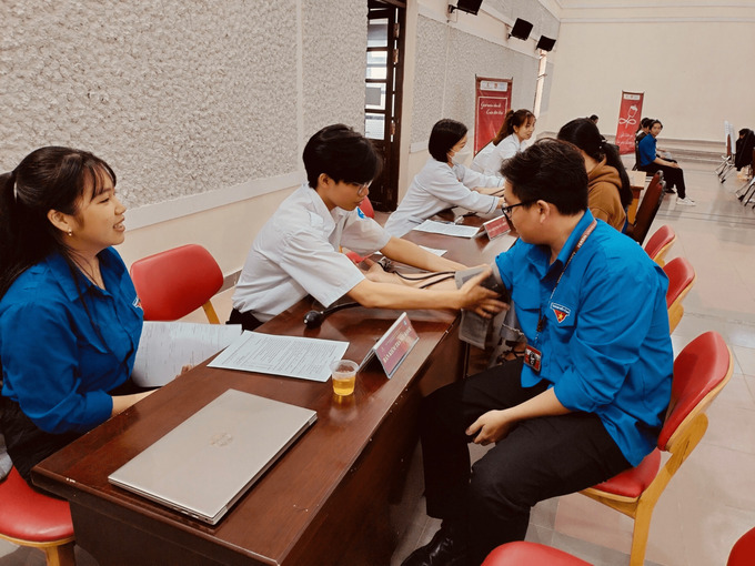 Các bạn sinh viên được khám sức khỏe trước khi hiến máu