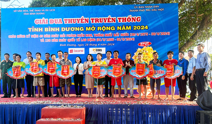 Các đại biểu tặng cờ lưu niệm cho các đơn vị tham dự