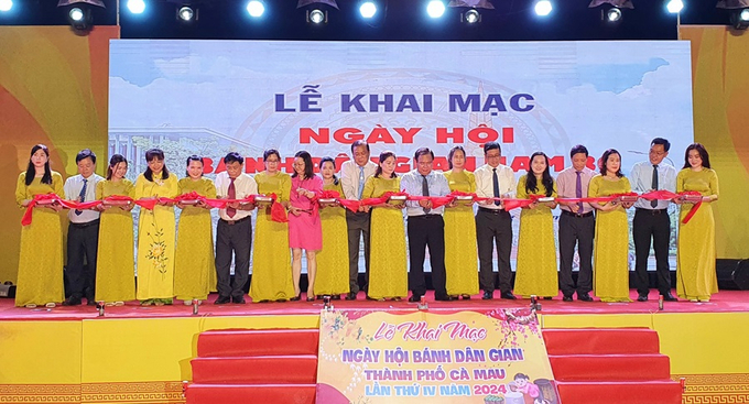 Nghi thức cắt băng khai mạc Ngày hội bánh dân gian Nam Bộ TP. Cà Mau lần thứ IV năm 2024