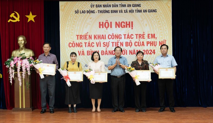 Tặng bằng khen UBND tỉnh cho các tập thể, cá nhân đạt thành tích xuất sắc trong công tác trẻ em, công tác bình đẳng giới và vì sự tiến bộ của phụ nữ năm 2023