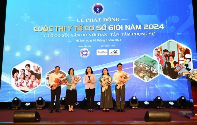 Bộ trưởng Bộ Y tế Đào Hồng Lan tặng hoa cho các thành viên Ban giám khảo cuộc thi “Y tế cơ sở giỏi 2024”